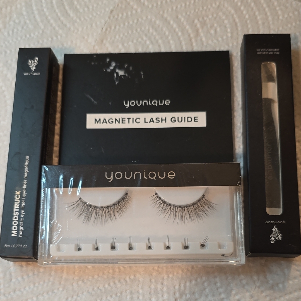Younique Magnetic Lash Kit with Black Packaging